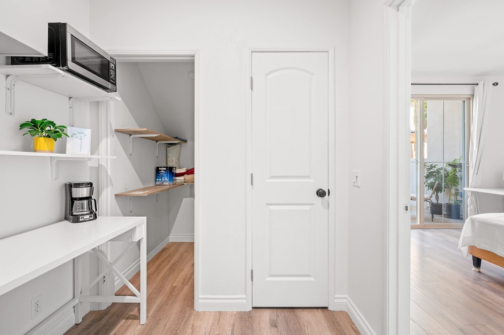 Private Entry Cozy Suite w Patio Bath Kitchenette