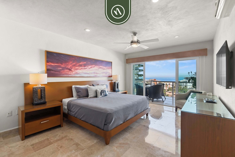 Stunning 2 BR Condo - Oceanview Terrace - Downtown