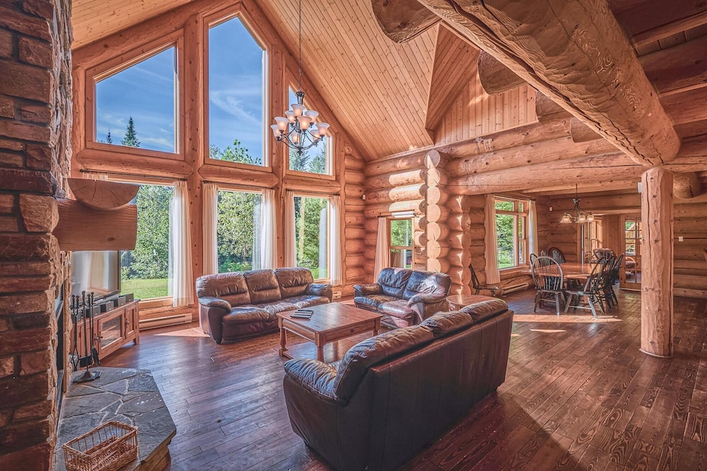 Executive Plus 44 - Majestic log Chalet With hot tub Sauna Heated Pool and Close to Activities