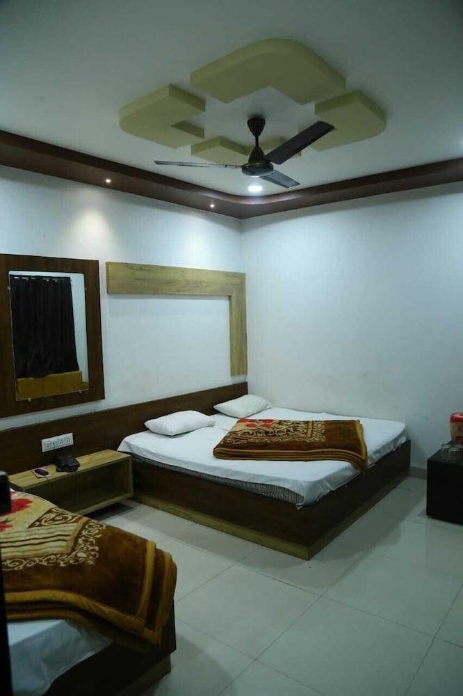 Hotel D & D Palace near Mahakal Temple