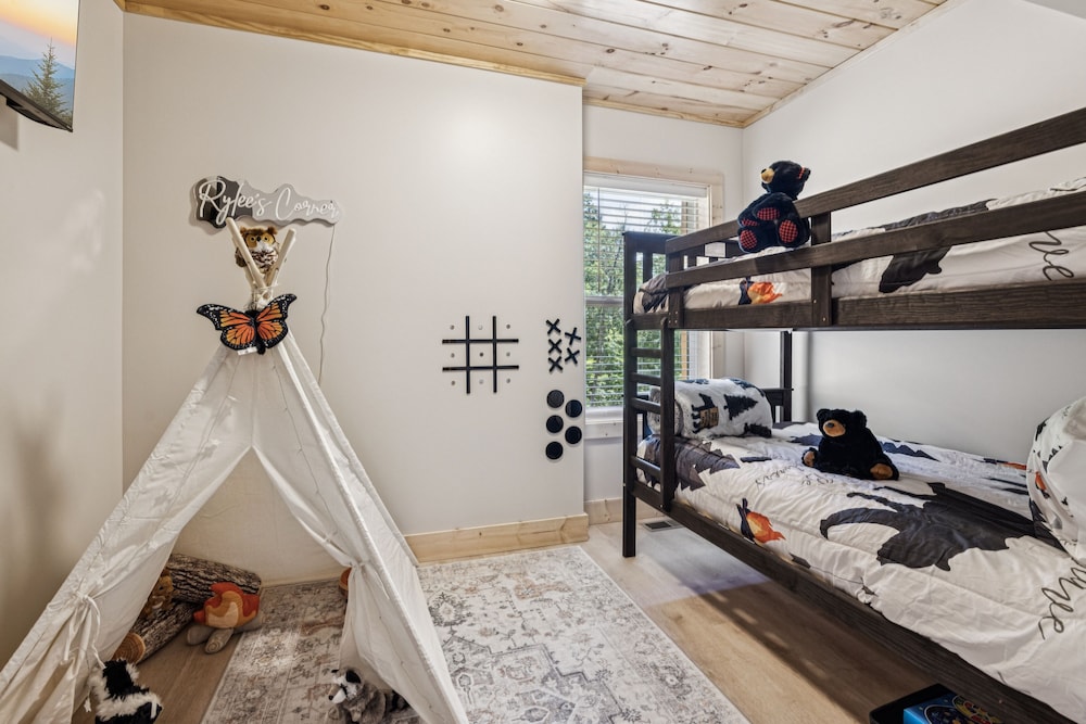 Bear Cheeks 4 Bedroom Cabin