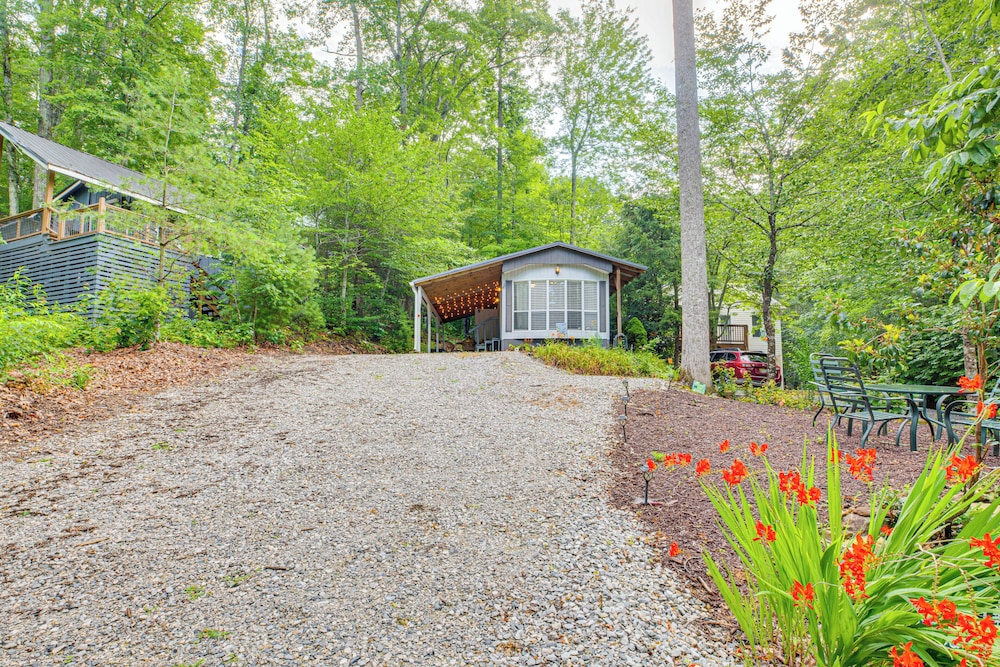 Hike, Swim, Ski & More: Pet-friendly Newland Home!