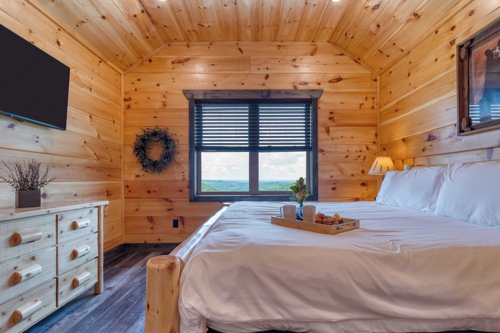 All Fun & Games by Avantstay Indoor Pool, Game Room, Theater, Mountain Views Near Pigeon Forge & Dollywood