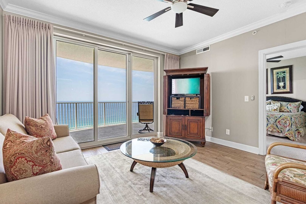 Bahama Breeze by Avantstay Gulf Front, 2 Pools, Beach Chairs Included!