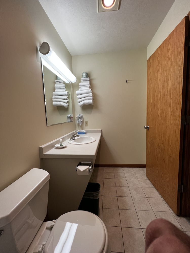 Budget Host Inn & Suites