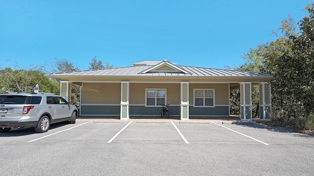3br/2.5ba, Sleeps 8, Private Beach Access!