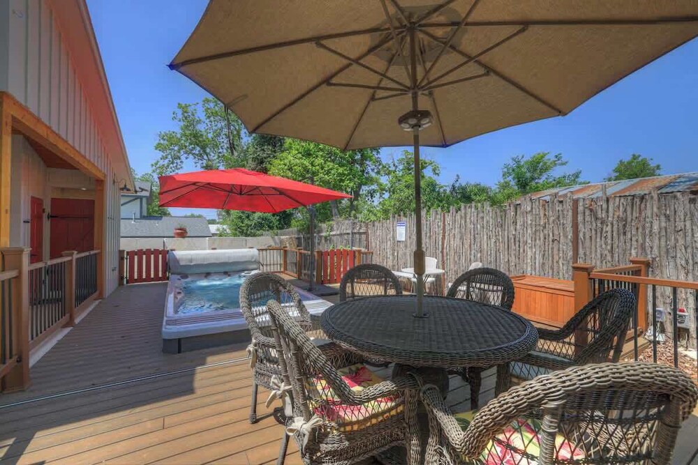Casa Blanca-swim Spa-steps to Main Street!