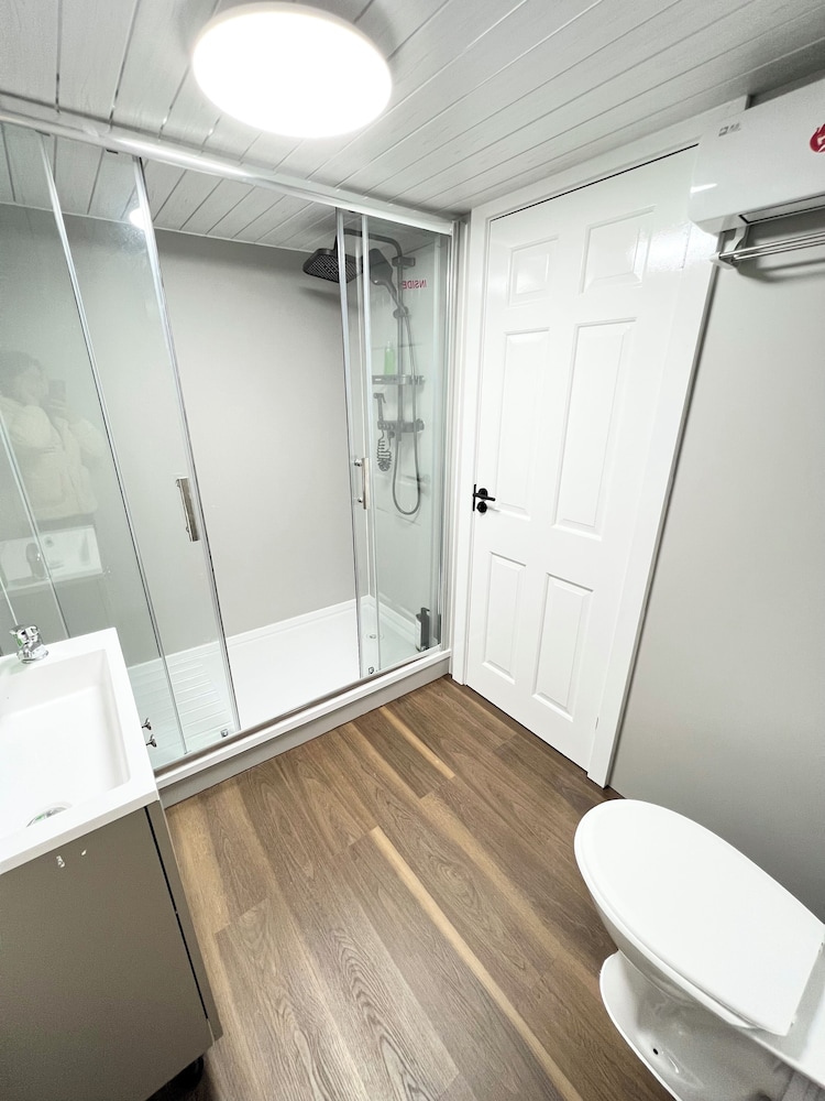 OYO Welsh Holiday Accommodation - Modern Stay