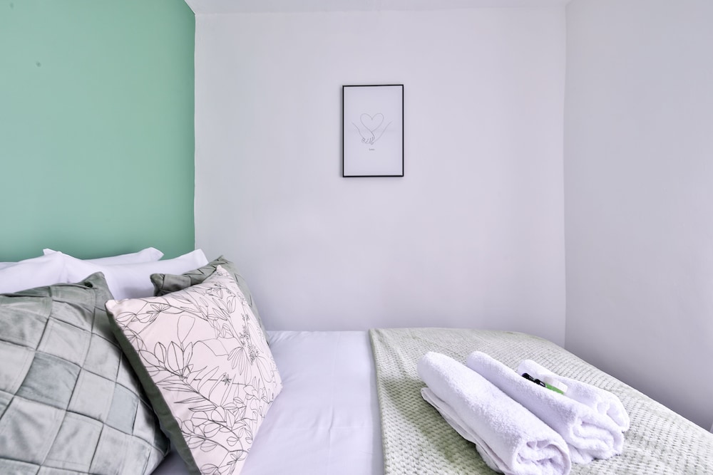 Urban Central 2 Bed House view 4
