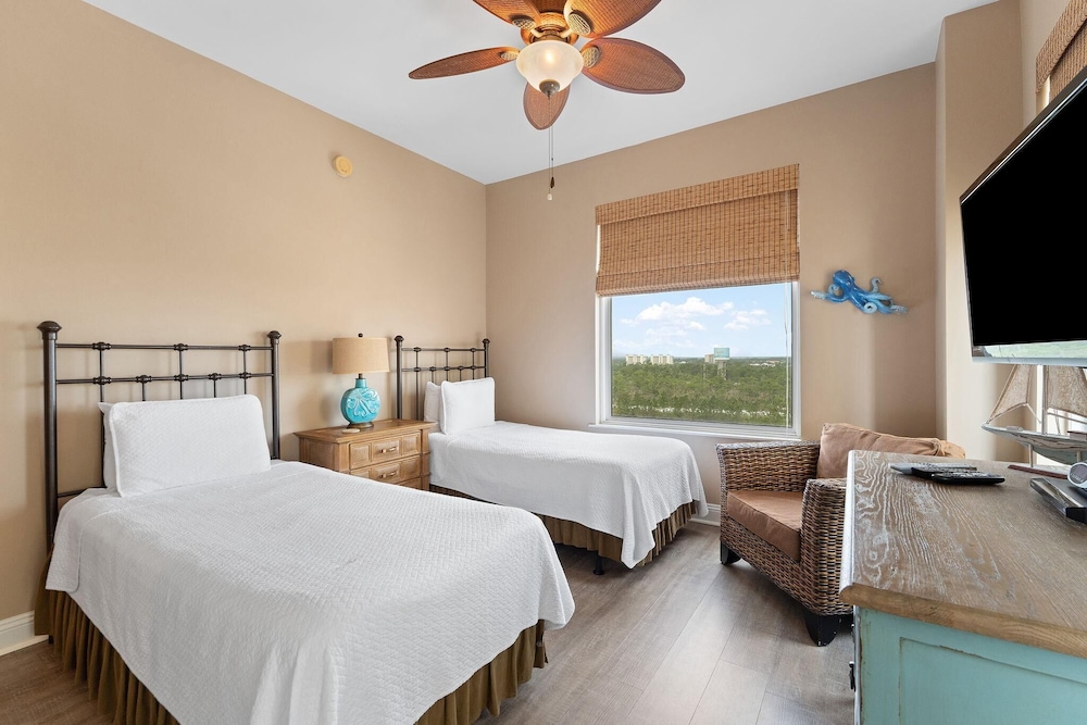 Indigo East 901 + Den W/cabana !