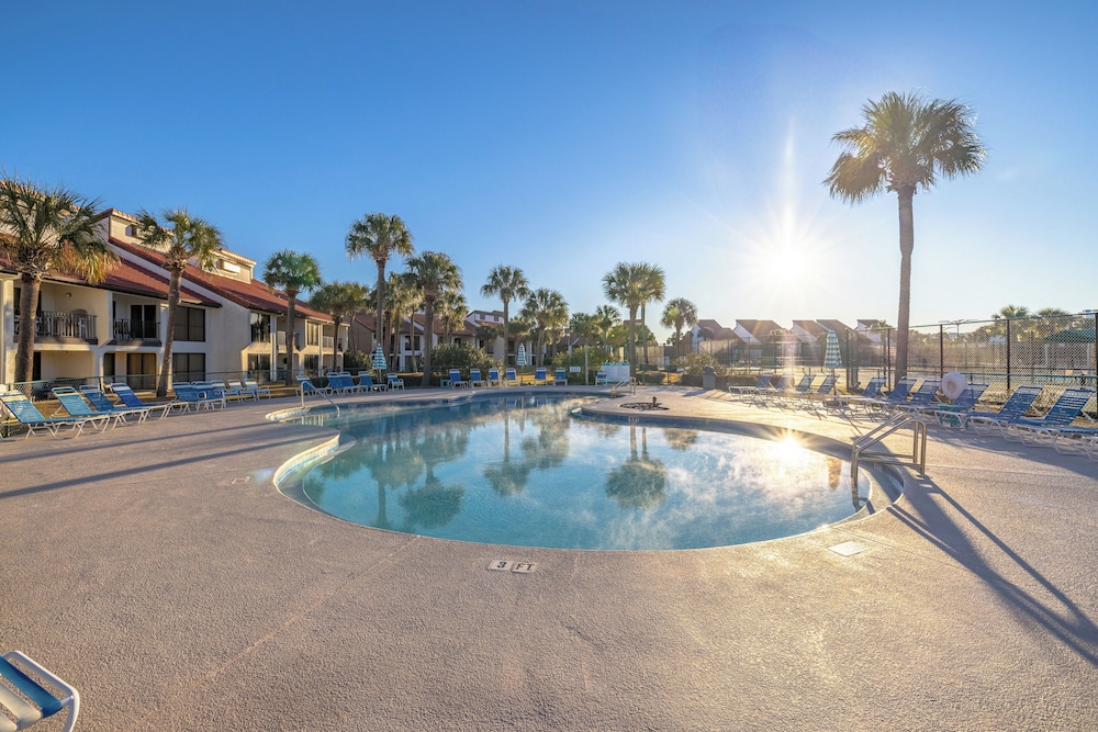 2BR Condo in Edgewater Resort With Golf, Tennis, Pools & Free Tram Service!