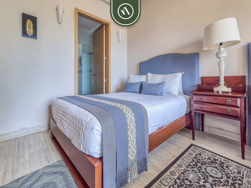 Luxury 4 BR Condo - Private Beachfront Deck With Pool