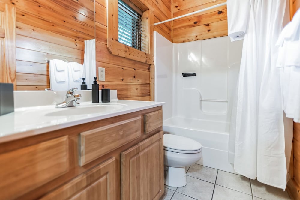 Summit View Way Resort Cabin w Hot Tub Deck w Views Pool Table