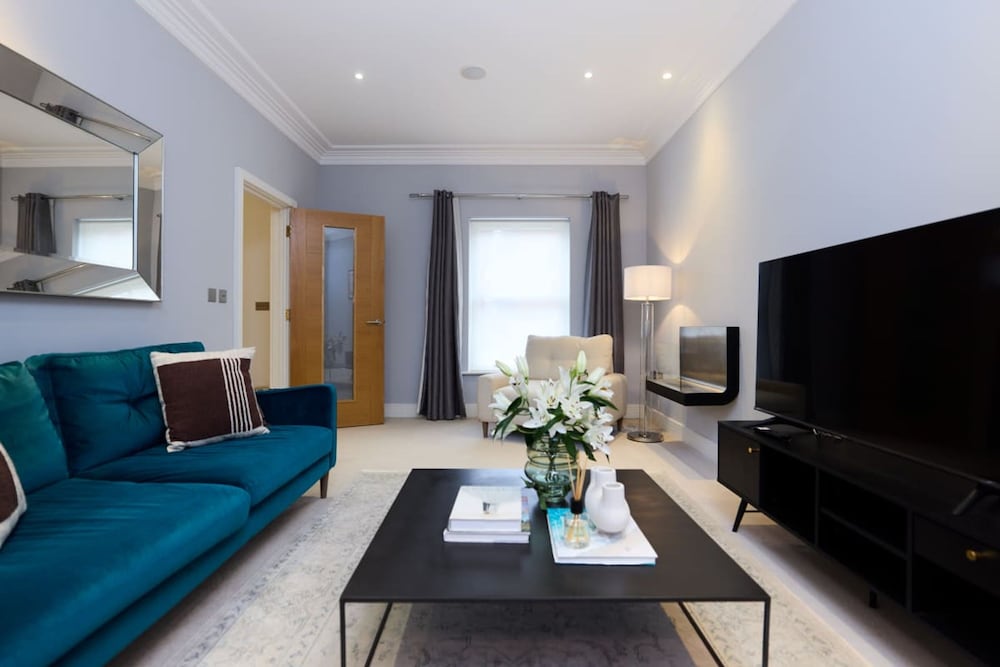 The Ascot Escape - Stylish 4bdr With Courtyard