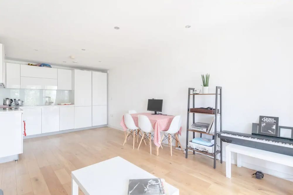 Vibrant 1BD Flat w/ Private Balcony, Camberwell!