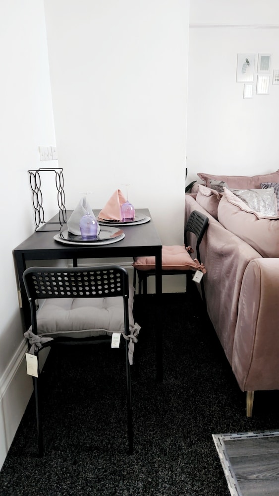 1 Bed - Sleeps 4 - Wolverhampton City Centre