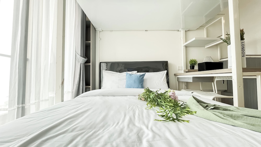 Modern Look And Homey Studio At Apartment Sky House Bsd