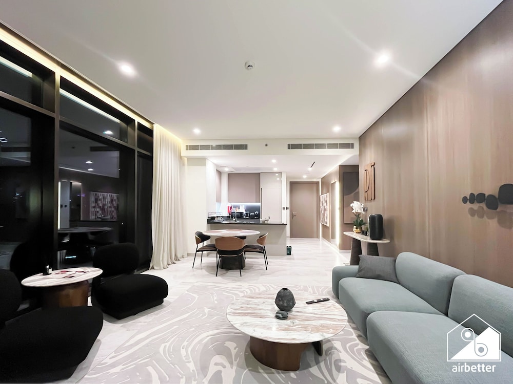 Luxurious 3BR Canal View Apartment Pool + Gym