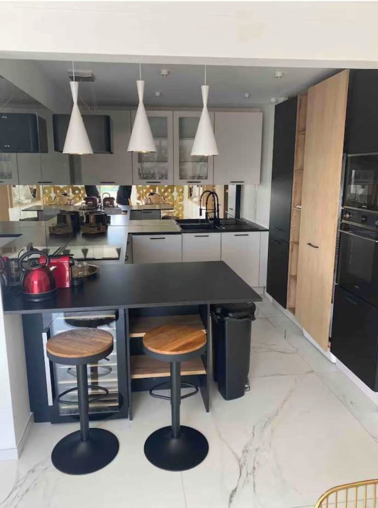 Modern Apartment - 3br- 6P - Palm Beah