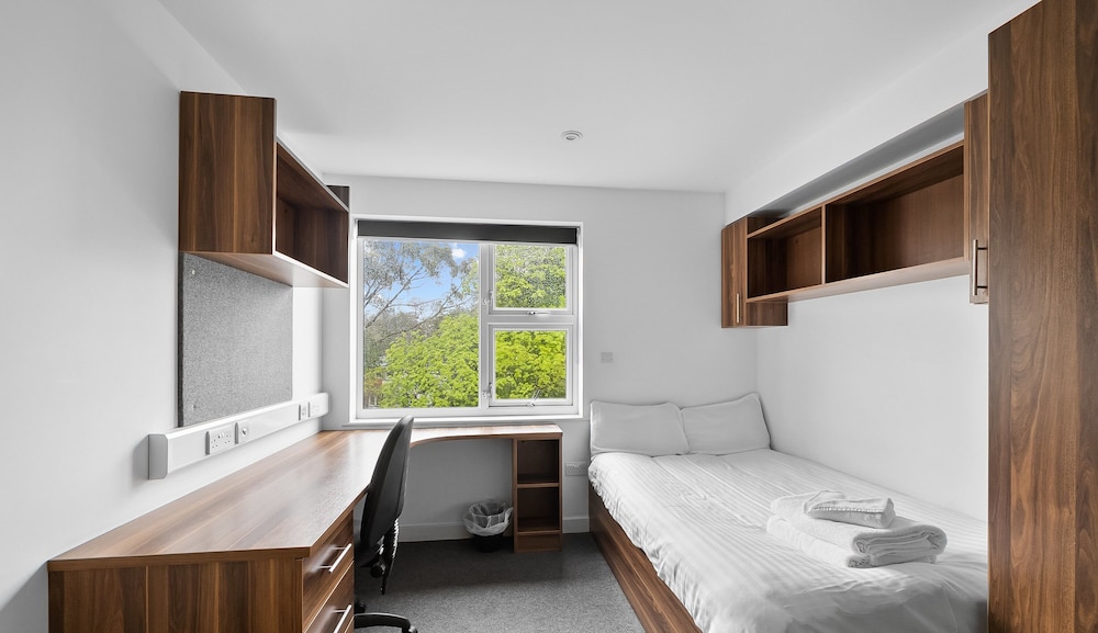 8 Bed Apartment @ Derriford Stays by Pureserviced