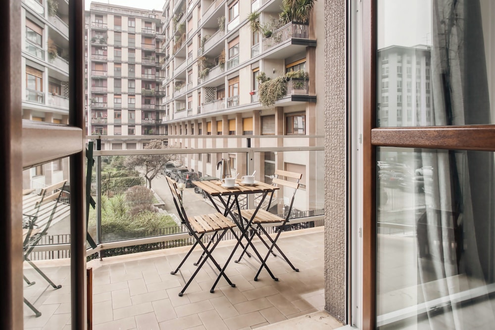 Beautiful apt with 2 balconies
