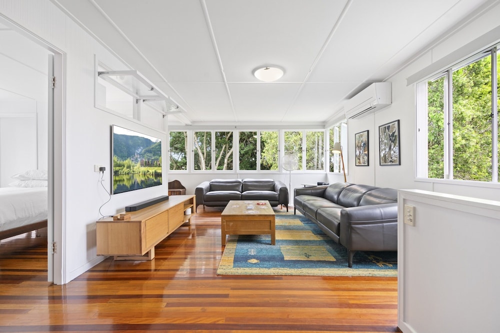Spacious Family Home With Garden in Quiet Suburb