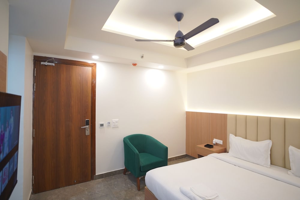 Royal Raven Hotel And Banquet