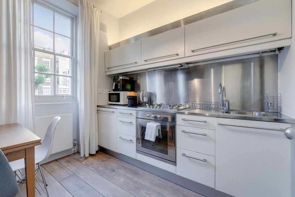 The Foxhole - Fitzrovia - by Frankie Says