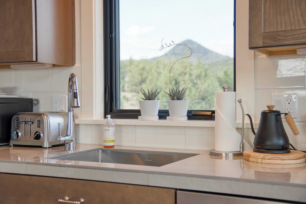 Brasada Ranch Retreat w/ Hot Tub + Views Resort Access w/ Pools, Horseback Riding, Sports, and More Hat Rock Loop by Avantstay