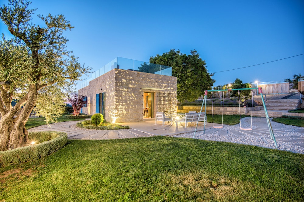 Red Oak House With Garden & Terrace in Assia, Batroun