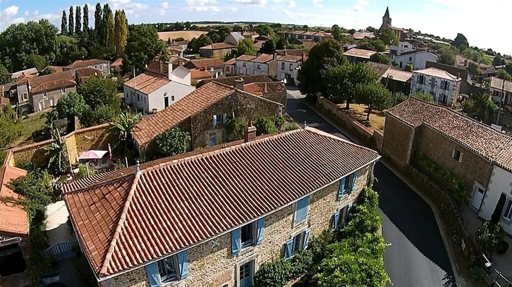 Au Clair du Soleil view 2