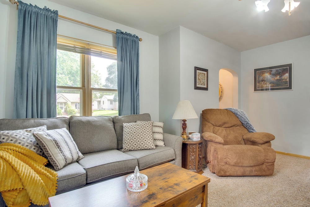 Deck & Spacious Yard: Family Home in Rock Rapids!