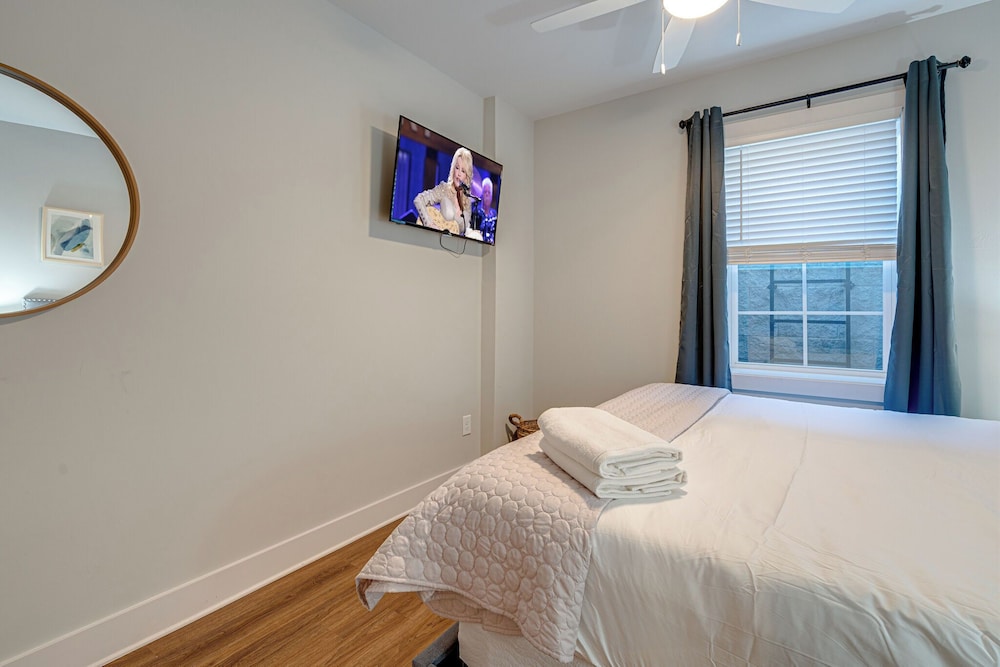 Mesmerize Melrose - Mins to Broadway - 2 Bedrooms