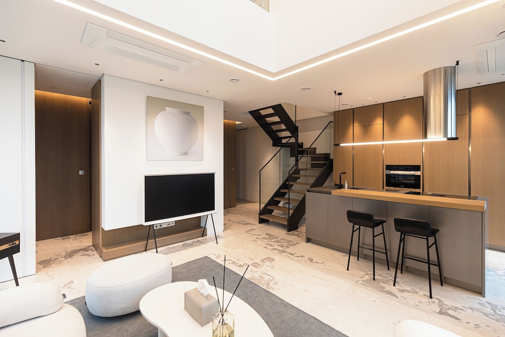 Caelum Black Gangnam Luxury Apt
