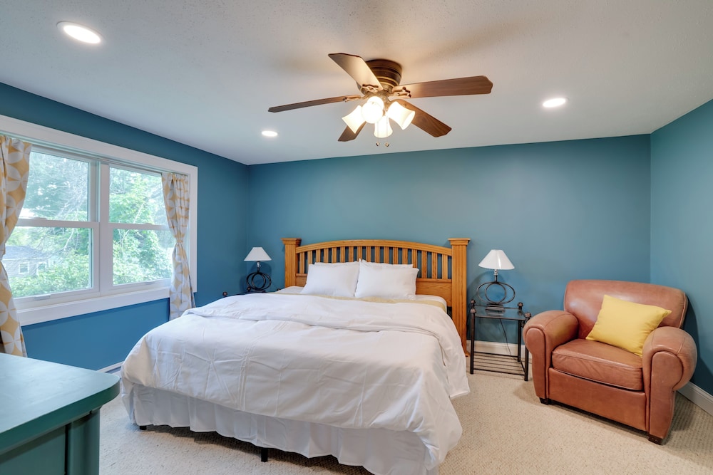 Home 8 Mi to Dtwn Minneapolis! Pet-friendly Yard