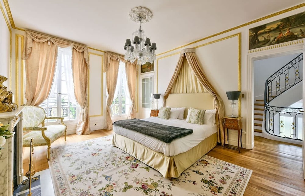 Noble Luxury Residence in the Heart of Paris