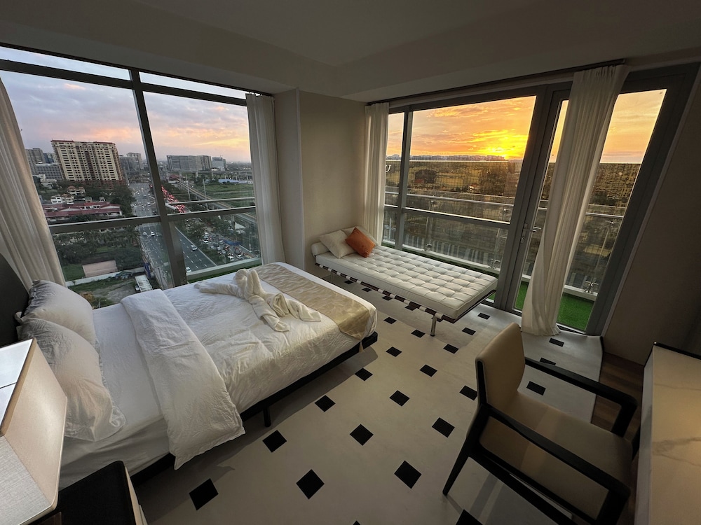Luxury Penthouse & High-Floor Hotel near City of Dreams, Airport, Okada, and Solaire Casino
