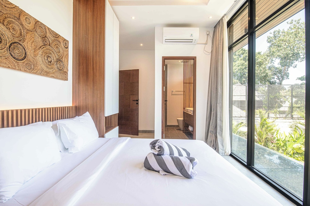 Opulent 5BR Modern Villa 400m From the Ocean