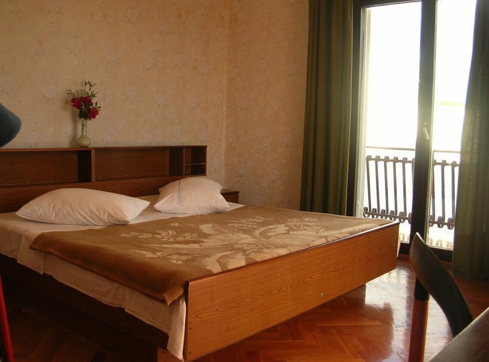 Apartment With Terrace and Sea View Brodarica
