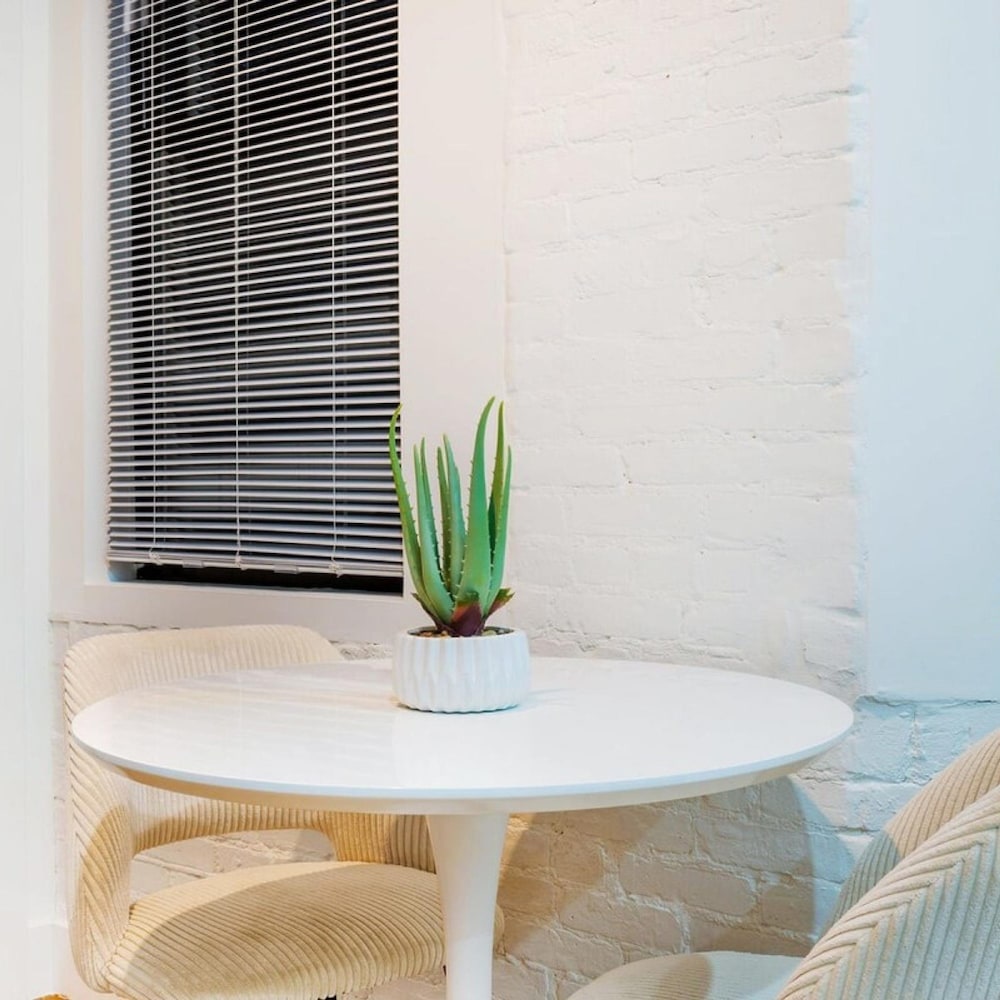 403-2e Newly Renovated Studio UES