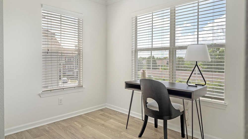 Landing Beautiful 1bd, Courtyard, Clubhouse