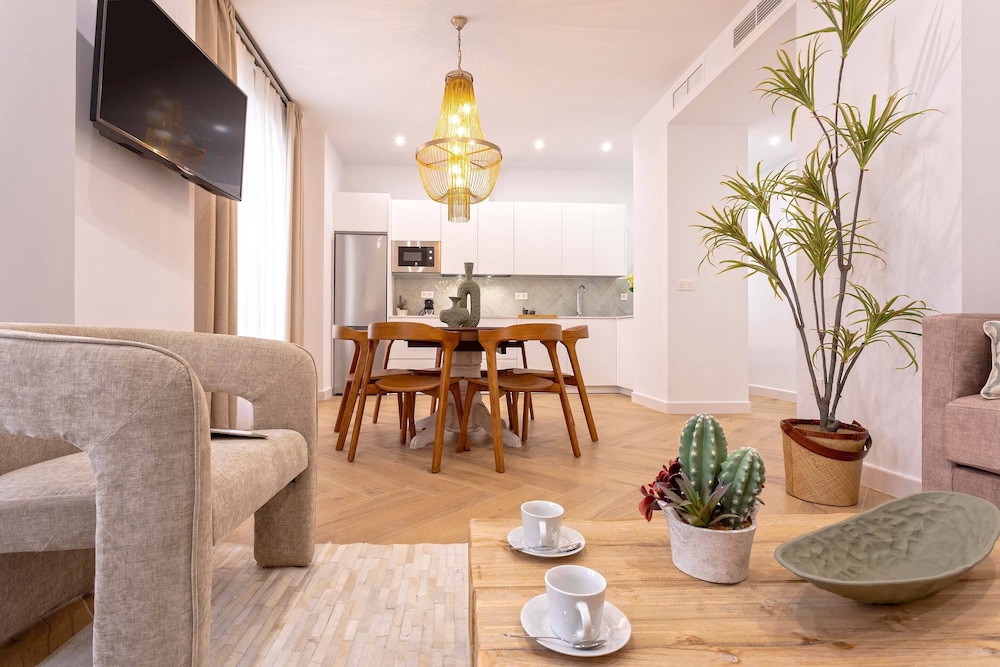 Exclusive Apartment in City Center. Capiteles