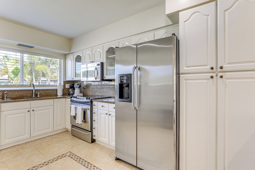 Poolside Oasis 6 Mi to Beaches: Sarasota Hideaway!
