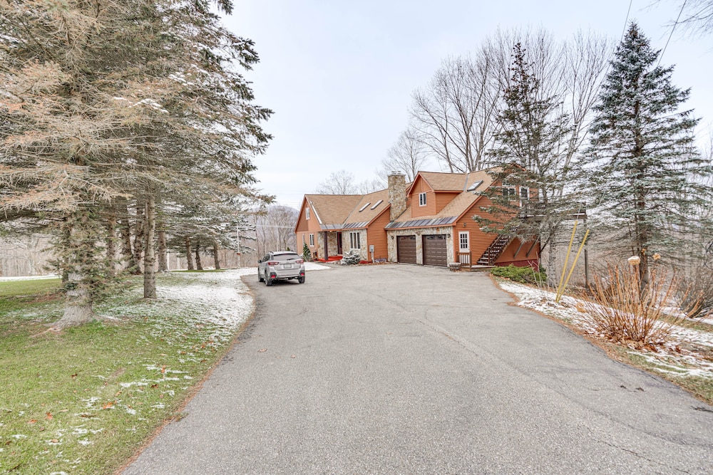 Bennington Home w/ Deck ~ 5 Mi to Bald Mountain! view 3