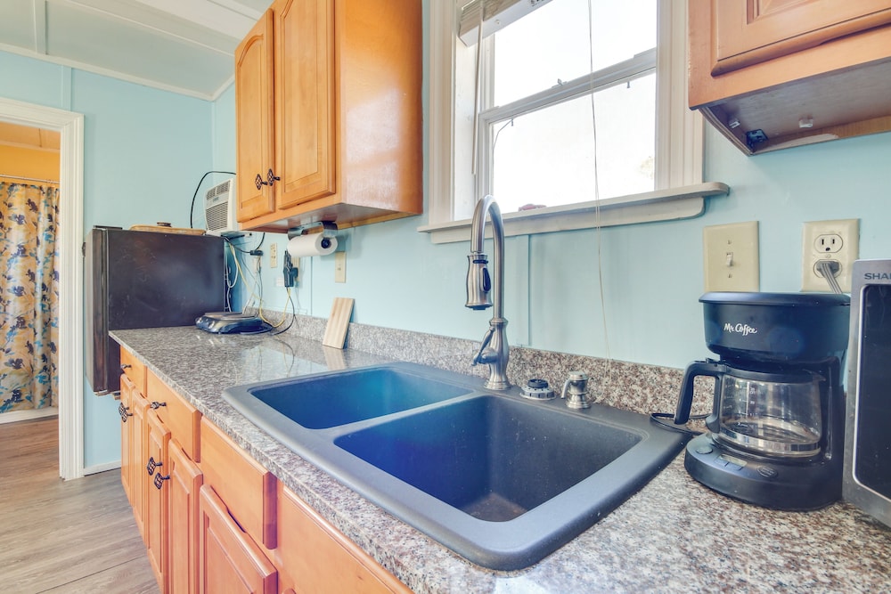 Studio ~ 5 Mi to Waveland Beach & Pier!