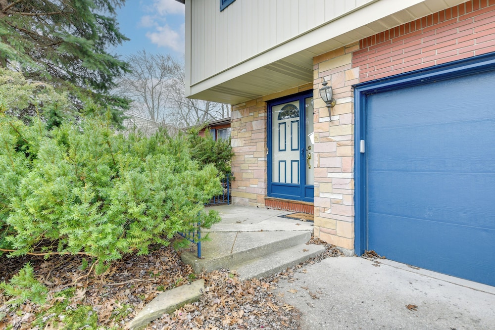Deck & Seasonal Pool: Spacious Home Near Buffalo!