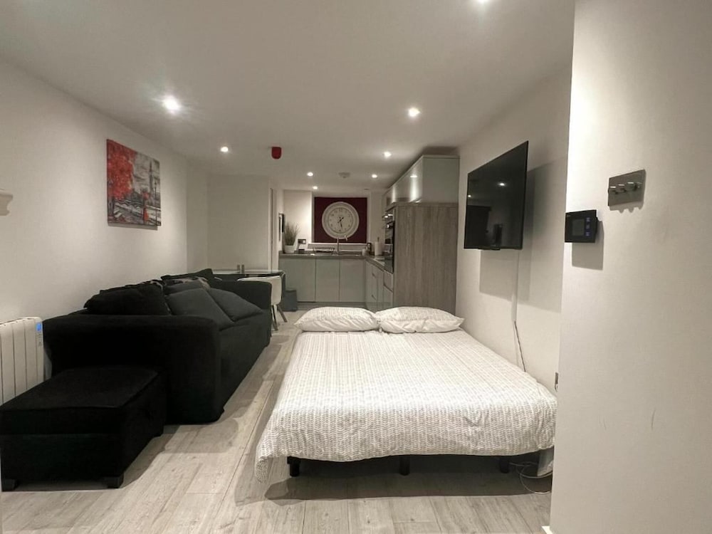 Spacious1br-6guests-walktoshops-fastwifi