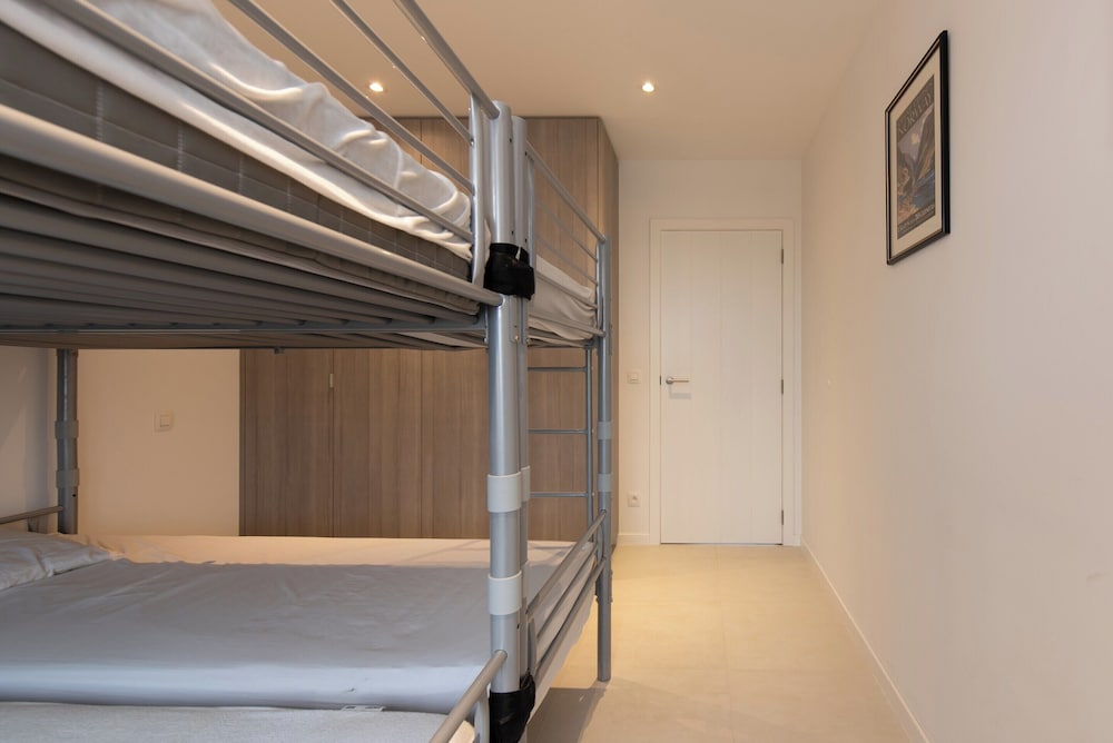 Apartment on Zeedijk With Sea View