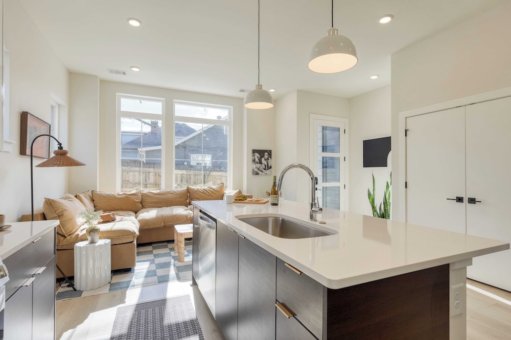 The Stage by Avantstay Chic 4bdr w/ Covered Balcony Modern + Newly Built
