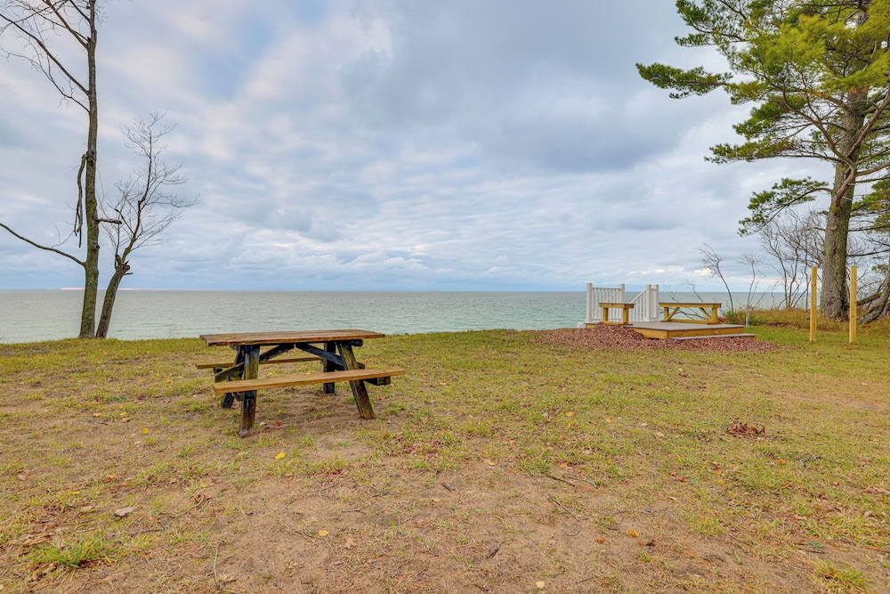 Walk to Beach & Lake Michigan: Manistee Bliss!